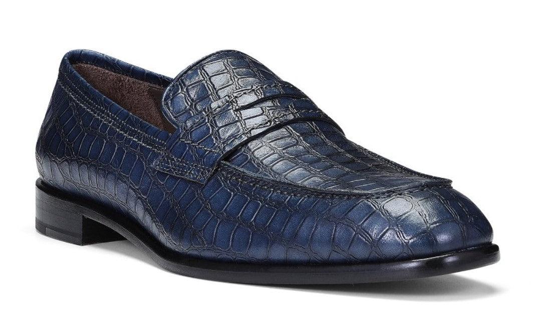 Gorgeous gator printed shoe pairs perfectly with a jean or pant for an updated fashion look and image.  Made in Italy. Genuine leather. Leather sole. Classic fit. Sizes 8 to 12, contact us if your size is not available.